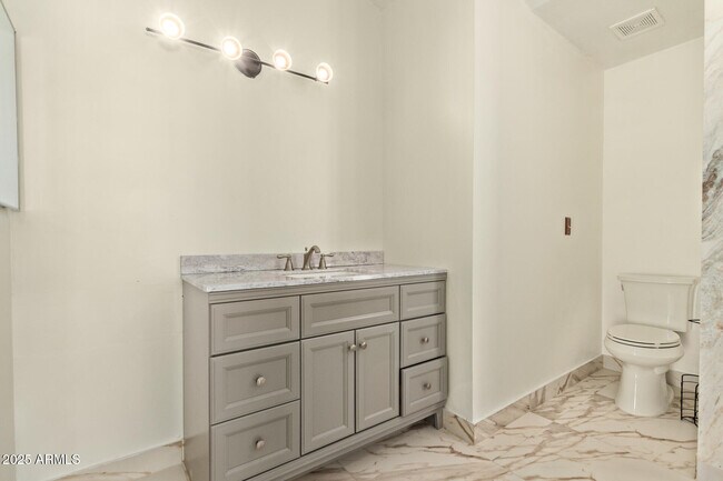 Building Photo - 501 E Topeka Dr