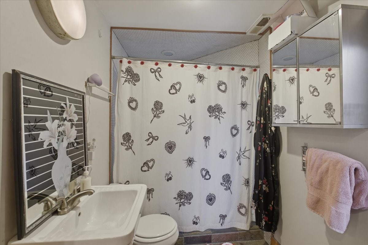 Building Photo - 2711 N Lawndale Ave