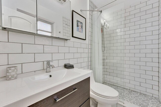 Building Photo - 1246 Johnson St