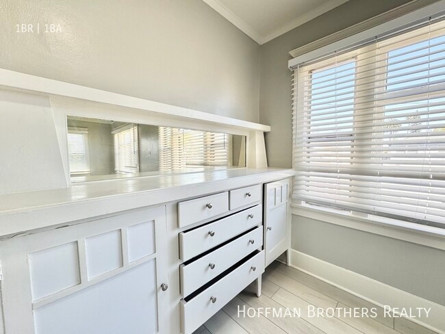 Building Photo - 1123 E Appleton St