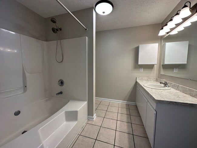 Building Photo - Lovely 2 Bed, 2 Bath Condo in Karen Lakes
