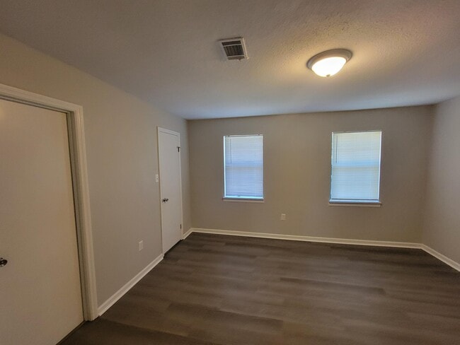 Building Photo - 3921 Miramar Dr Ext