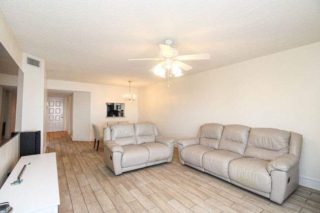 Building Photo - ** 2/2 FIRST FLOOR EMERALD LAKES BEAUTY RE...