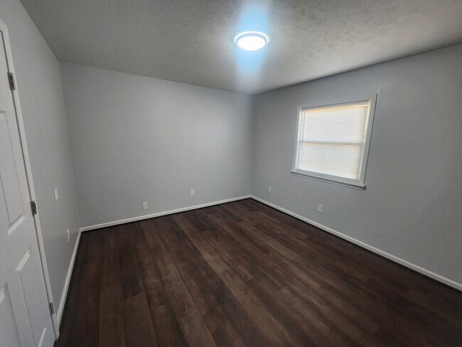 Building Photo - Renovated 3 bedroom 1 bath home in Valley Station!