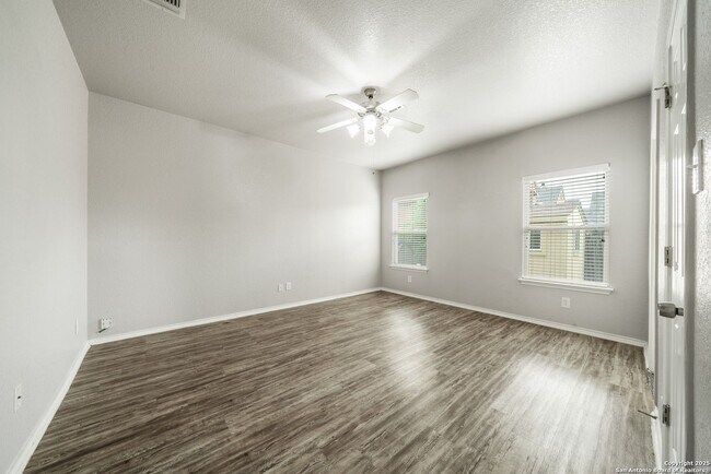 Building Photo - 4 bedroom, 2 1/2 bath located in Lakeview ...
