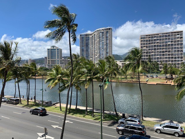 Building Photo - Waikiki Twin Towers - Great location in he...