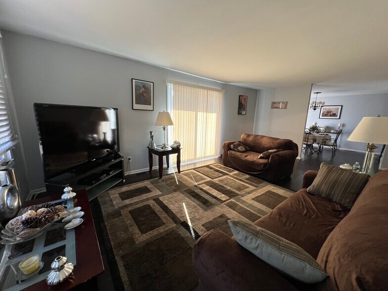 Large Living Room - 183 Livingston Pl