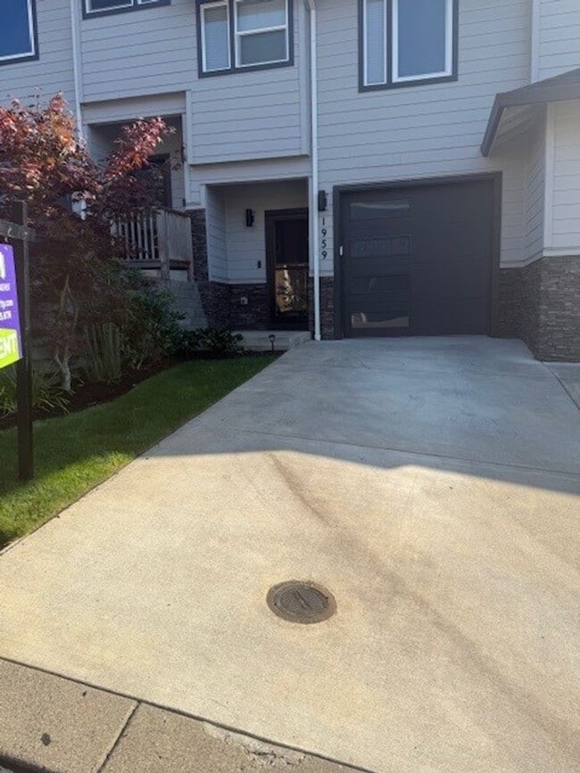 Building Photo - $500 OFF!! Newer South Salem Townhome - 2 ...