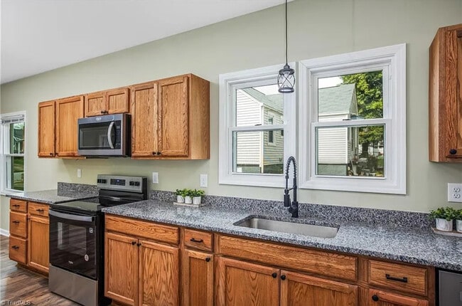 Building Photo - 2335 Greenway Ave NW