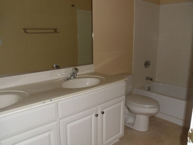 Building Photo - 3 bed 2 bath single level house in core Ch...