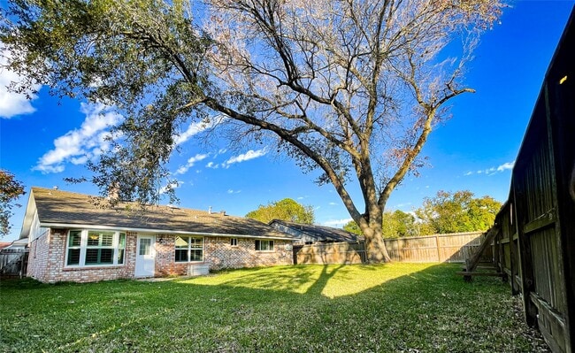 Building Photo - 13607 Fernhill Dr