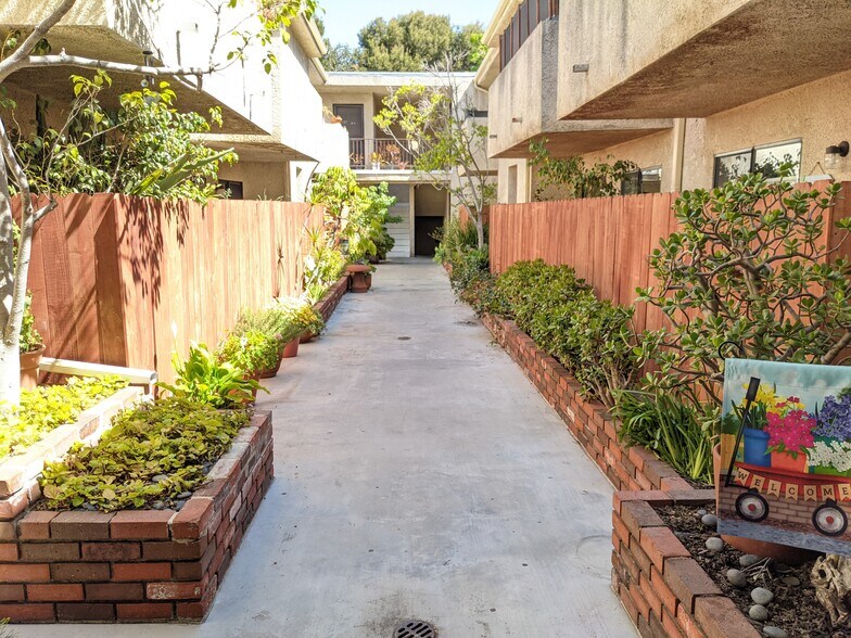 Building Photo - 10255 Riverside Dr