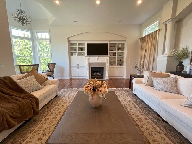 Building Photo - Elegant 4-Bedroom Luxury Home with Panoram...