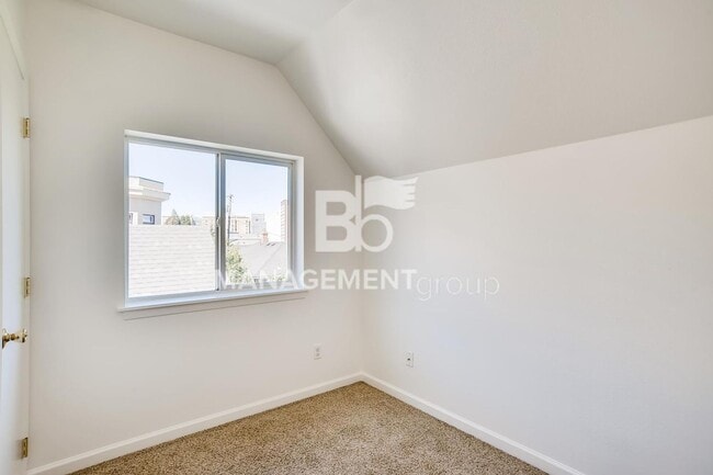 Building Photo - LOCATION, LOCATION, LOCATION! Spacious S Portland Home Walking Distance to PSU and Downtown! MUST...