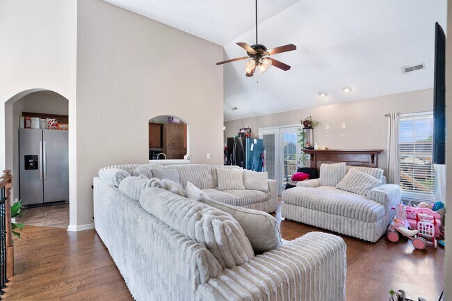 Building Photo - Welcome to Chinook Haven – Your Spacious Retreat Near Fort Campbell!
