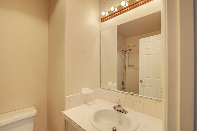 Building Photo - 2bd/2.5ba Woodinville Townhome