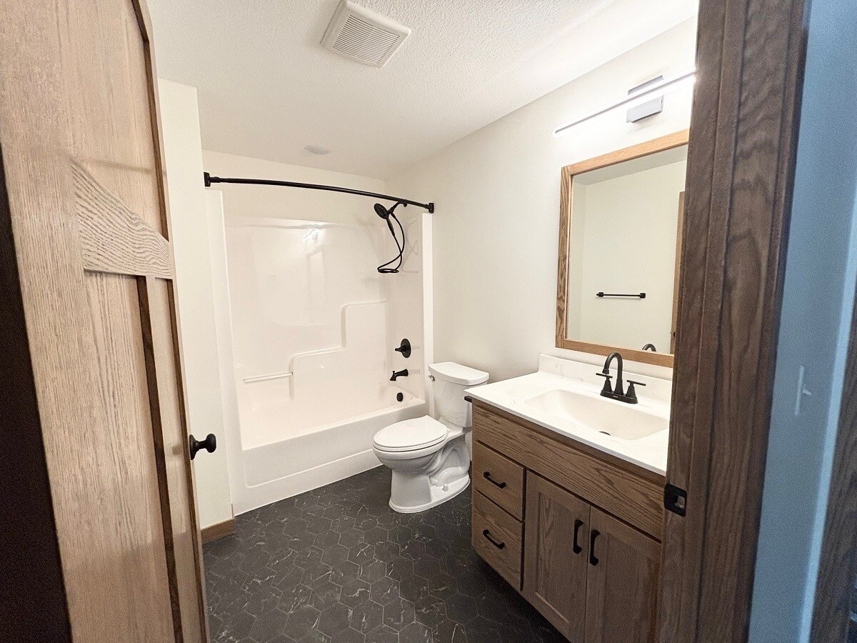 Building Photo - 575 Main St W