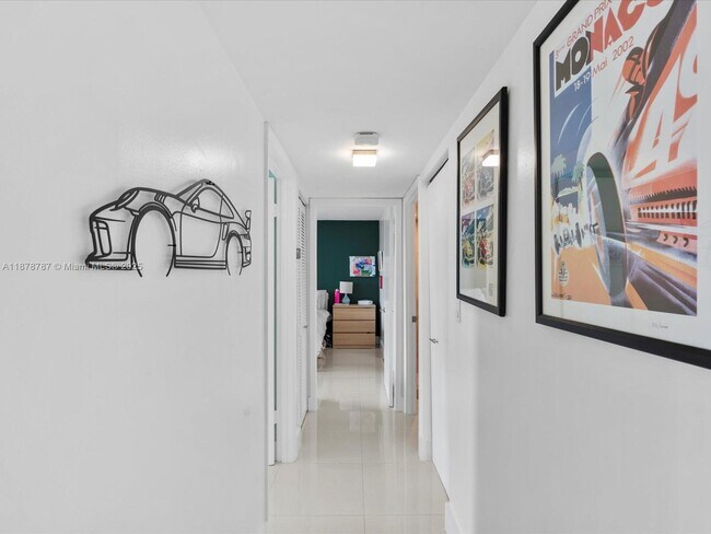 Building Photo - 1450 Brickell Bay Dr