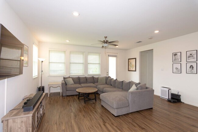 Building Photo - 501 Sixpence Ln