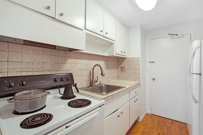 Building Photo - 880 NE 69th St