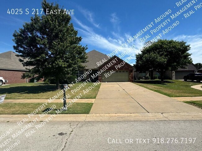 Building Photo - Beautiful 4-Bedroom Home with Office, Cove...