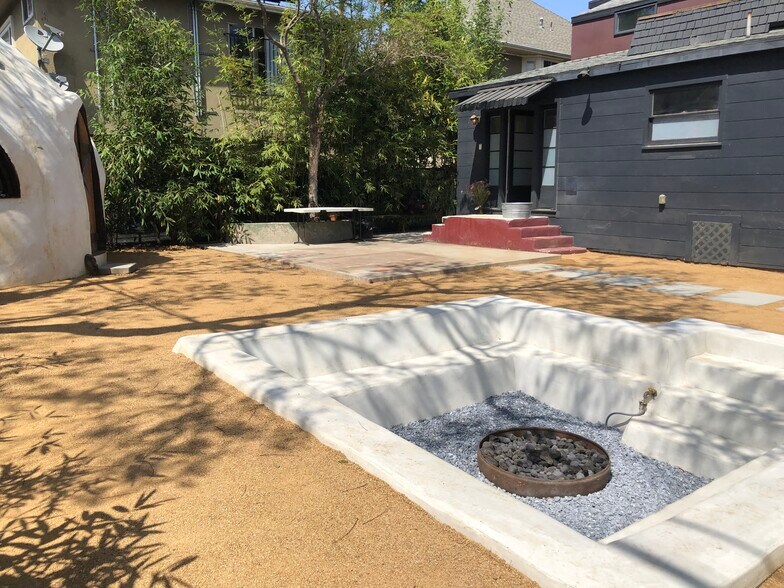 Outdoor fire pit - 2631 Kenwood Ave