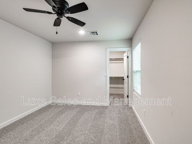 Building Photo - 614 W 2nd St