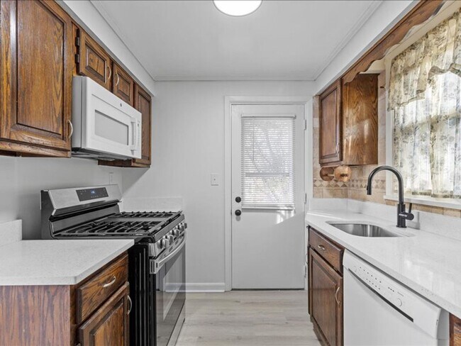 Building Photo - Updated 2 Bed, 1.5 Bath Home in Carrick For Rent – Move-In Ready