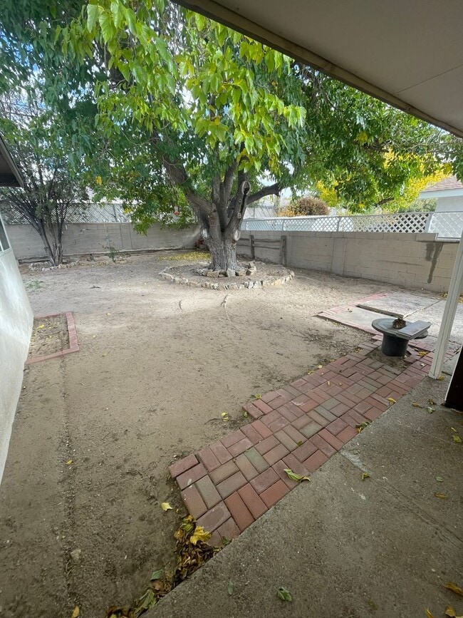 Building Photo - Beautifully Updated 3 Bedroom/2 Bathroom H...