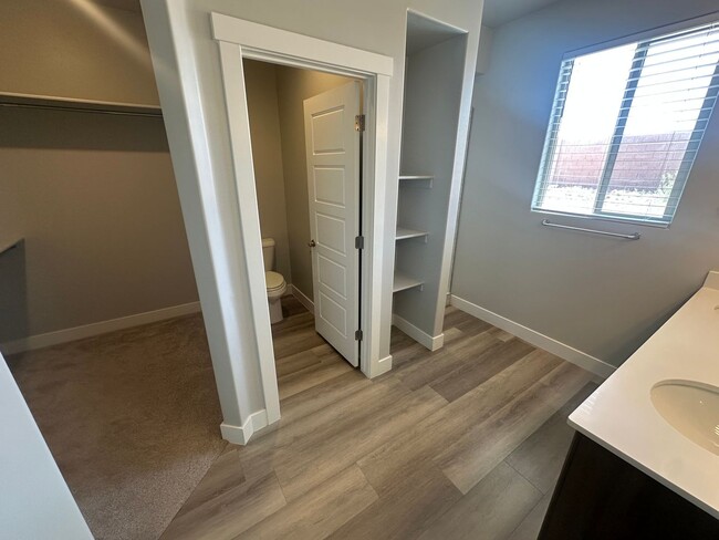 Building Photo - 3 bed plus office / 2.5 bath / 3 car Singl...