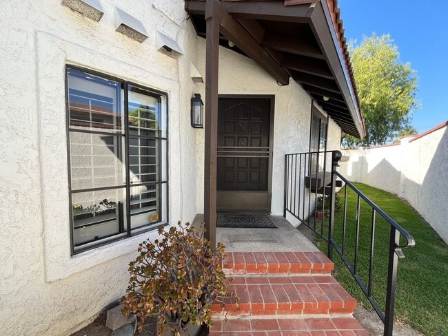 Building Photo - Spacious End Unit Home with 2 Master Suite...