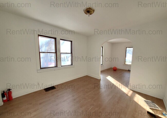 Building Photo - 824 Logan Ave