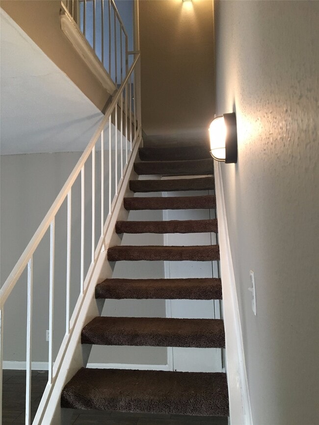 Building Photo - 5625 Antoine Dr