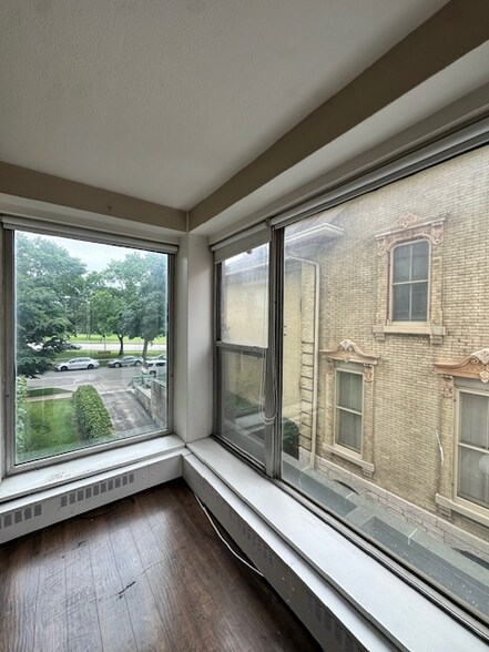 Building Photo - 1121 N Waverly Pl