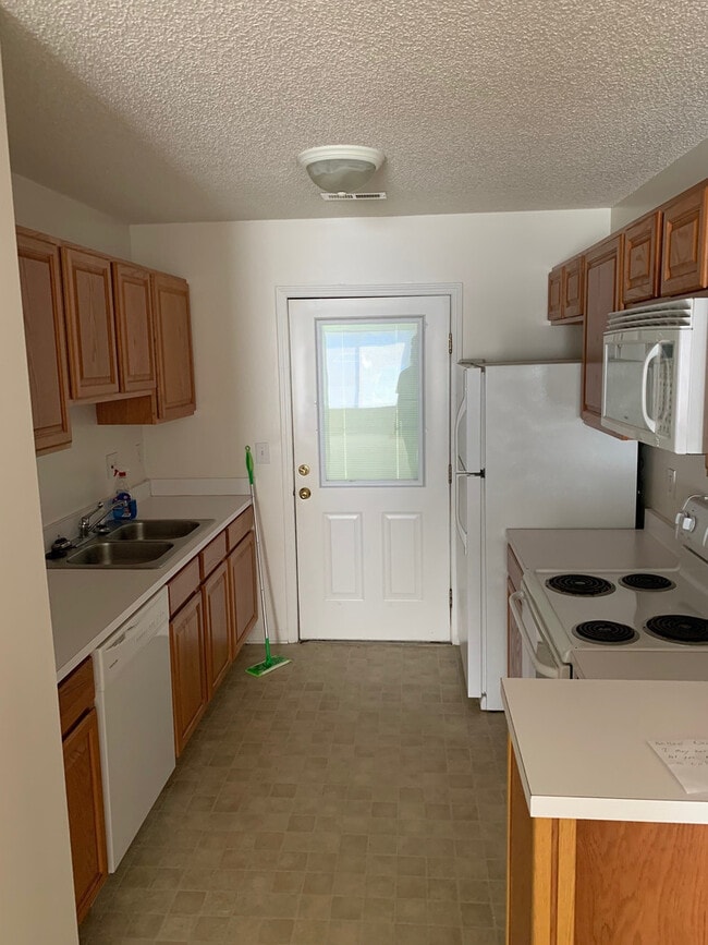 Building Photo - BEAUTIFUL 2 BED/ 2 BATH CONDO Coming Soon!!!