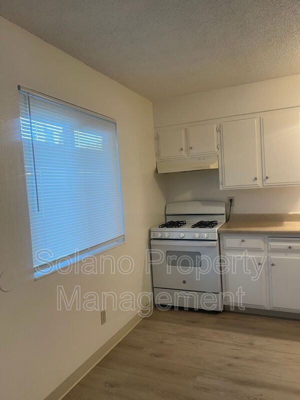 Building Photo - 1104 School St