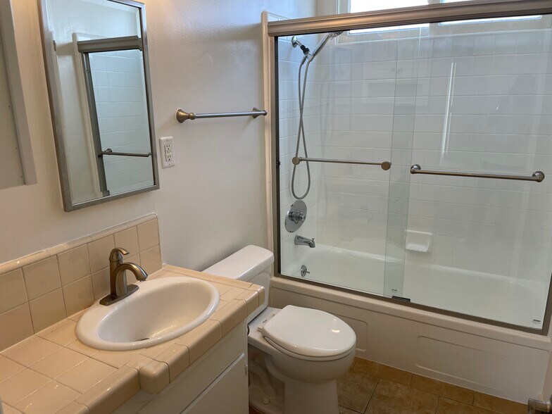 Building Photo - 1122 S Clark Dr