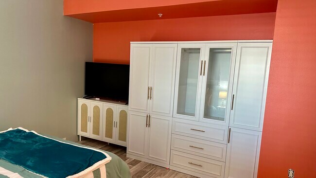 Building Photo - 3000 Oasis Grand Blvd