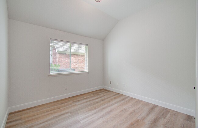 Building Photo - 2311 Meadow Briar Dr