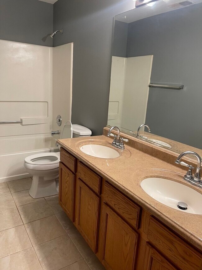 Building Photo - 703 Blossom Ct