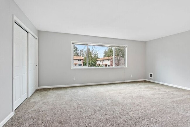 Building Photo - 2 bedroom 1 bath with washer/dryer include...
