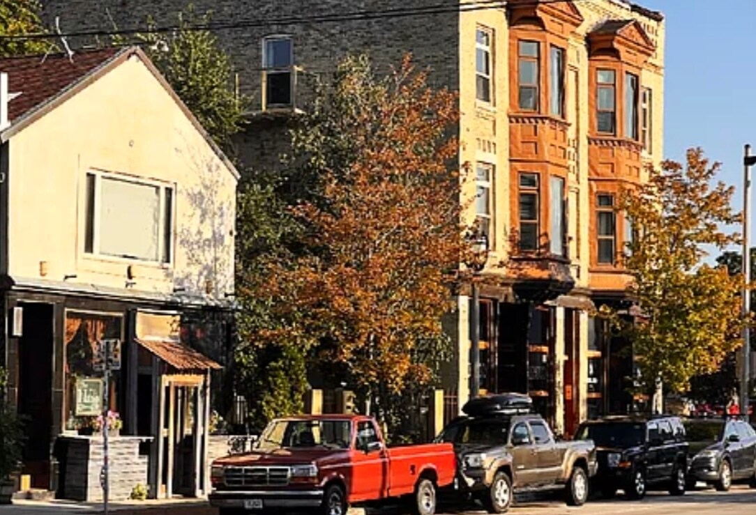 Be close to plenty of shops, restaurants and nightlife options. - 712 S 2nd St