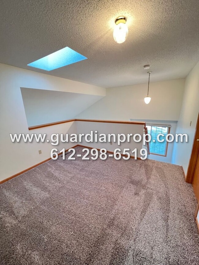 Building Photo - End Unit Woodbury Townhouse Available Now,...