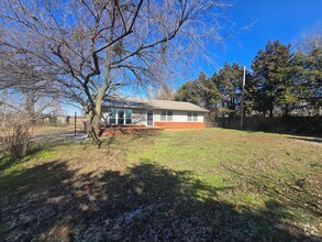 Building Photo - 3 Bedroom 2 Bath home in Shawnee!