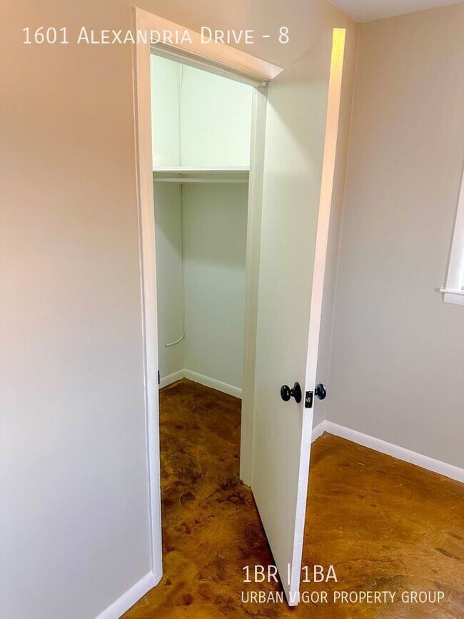 Building Photo - 1601 Alexandria Dr