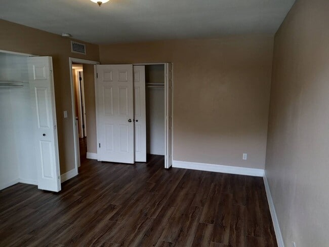 Building Photo - 3 Bedroom - 2  Bedroom - 1656 Sq. Ft - Cas...