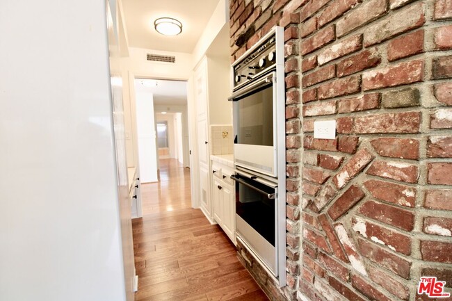 Building Photo - 23431 Clarendon St