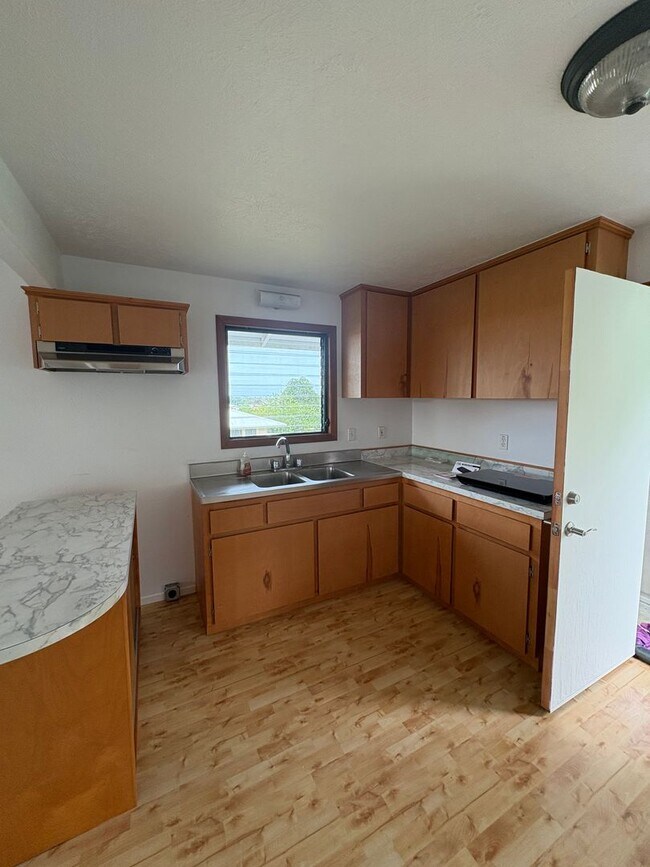 Building Photo - Beautiful 2 bedroom, 1.5 bath located in central Hilo town