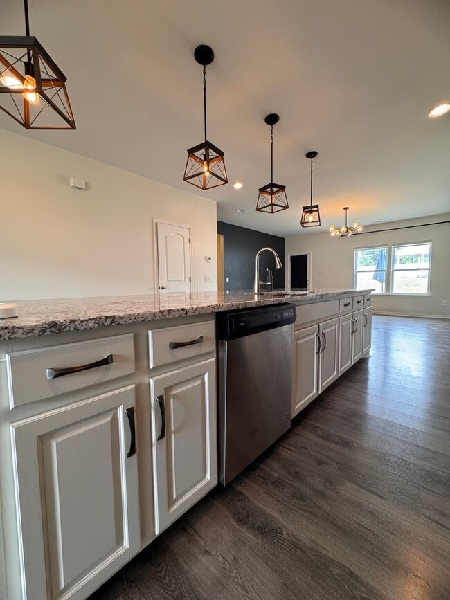 Building Photo - 4BR 2.5Bath Beauty in High Point