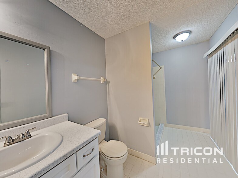 Building Photo - 949 Yellow Rose Dr